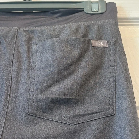 FIGS Women’s Grey Scrub Set Jogger Pants V-Neck Top Technical Collection Size XS - Picture 10 of 12